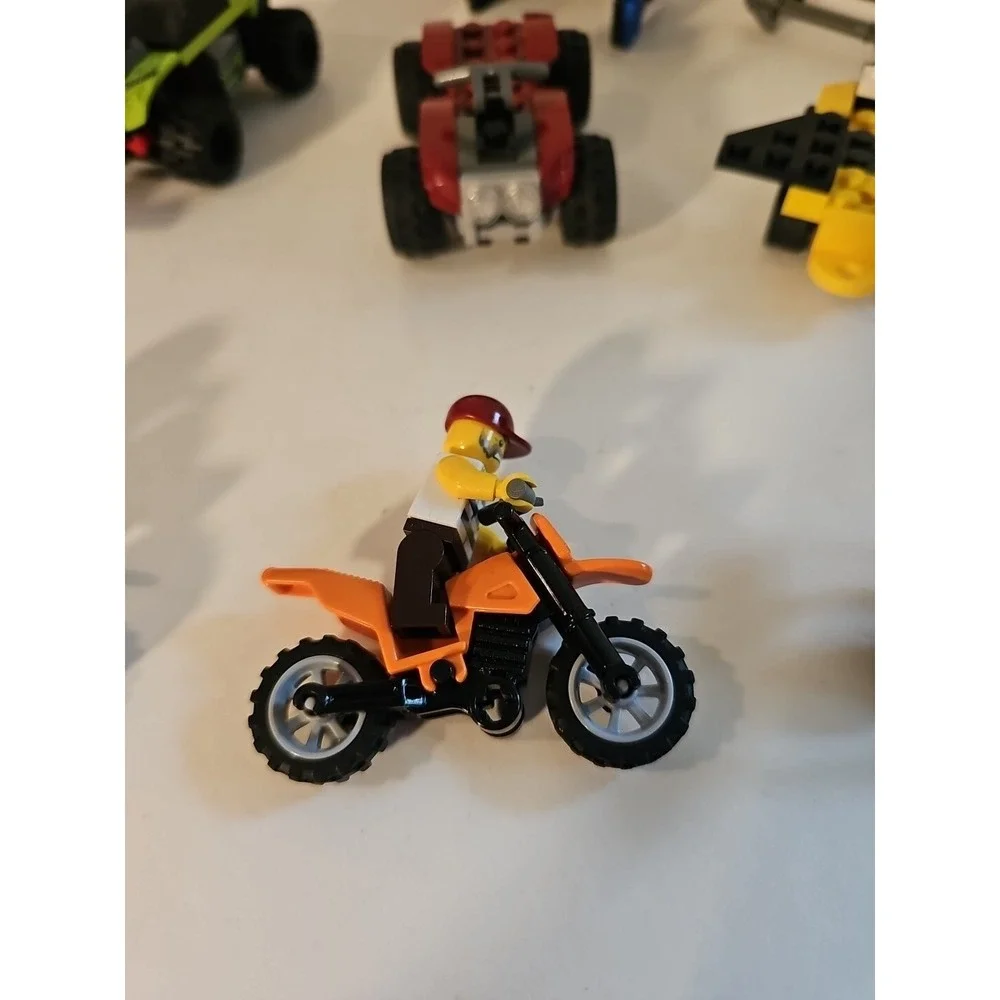 LEGO Racers 8192 Lime Racer Red Racer Motorcycles 2 Mini Figures Look At Picture